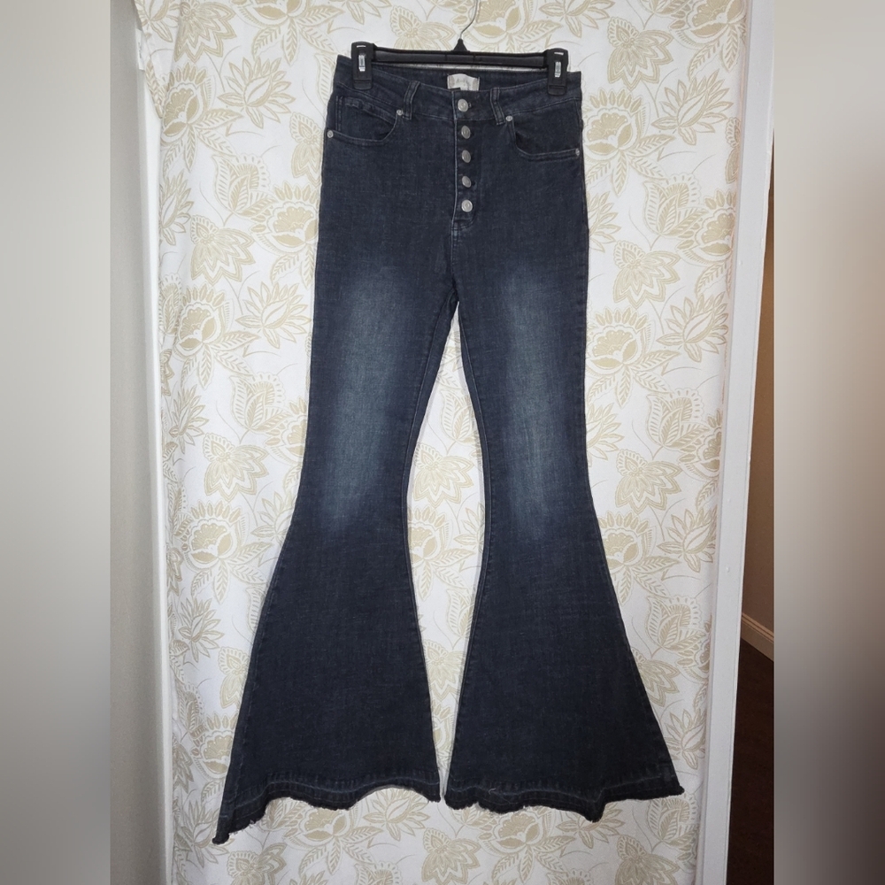 Altar'd State Women's Bell Botto Flare Buttonfly Raw Hem Black Wash Jeans SMALL